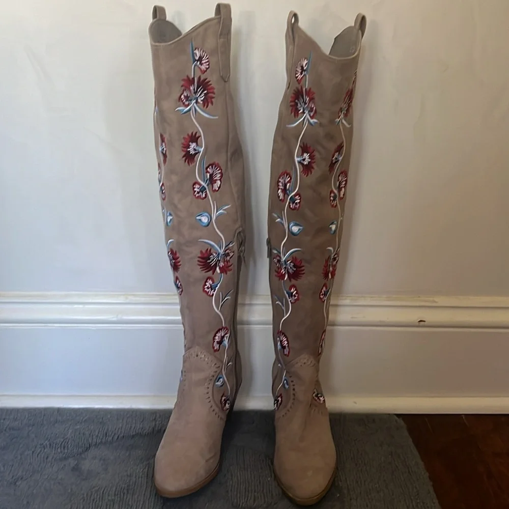 Carlos Santana Alexia boots taupe w/vibrant red,blue & white embroidery Size 6